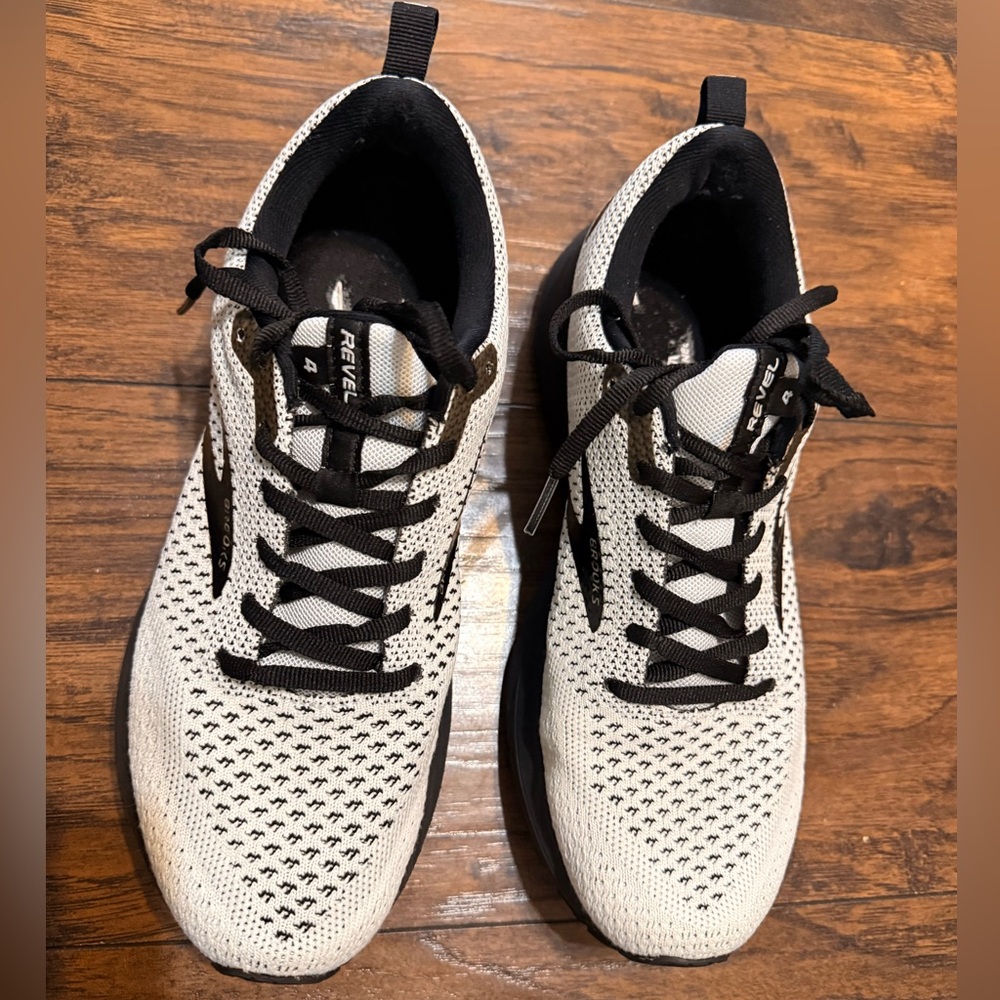 Brooks Revel 4 Women's Athletic Shoes in Black and Cream